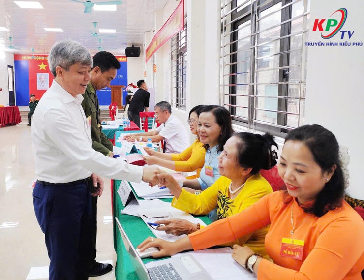 Ông&nbsp;Đào Đức Anh - Phó Bí thư thường trực Đảng uỷ xã động viên, chia sẻ niềm vui với Tổ bầu cử và cử tri tại các điểm bầu cử trên địa bàn