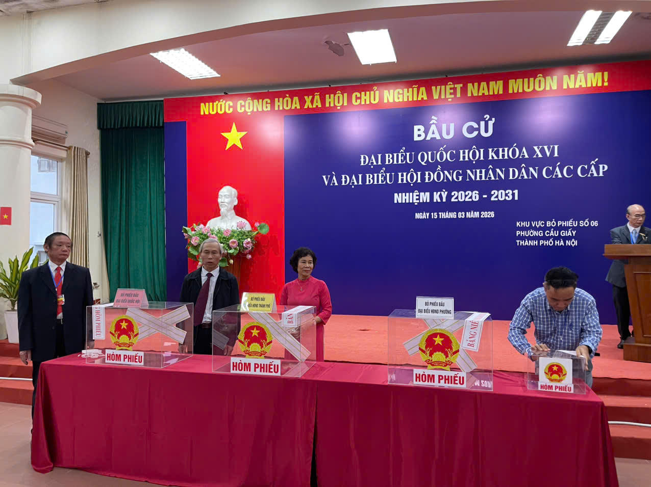 Cử tri Hà Nội hân hoan trong ngày bầu cử 