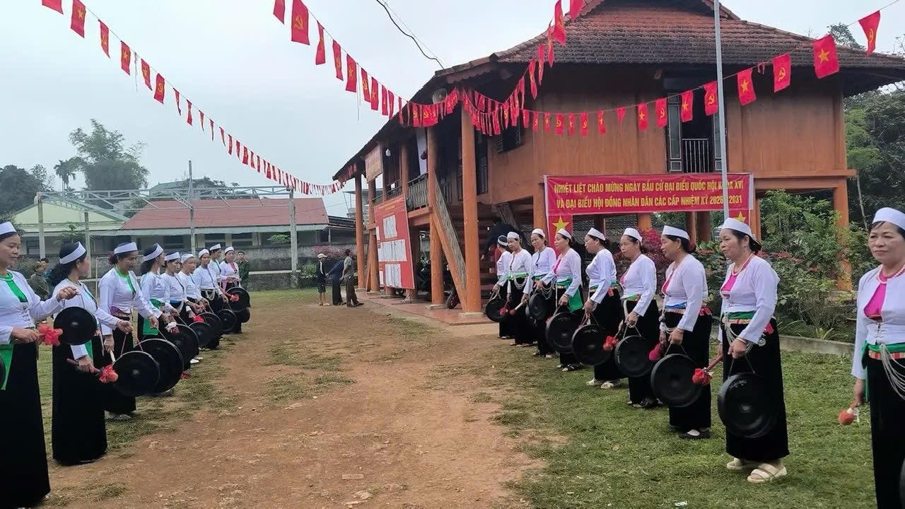 Hội viên Phụ nữ xã Mường Vang, tỉnh Phú Thọ mặc trang phục dân tộc, hoà tấu cồng chiêng chào mừng ngày hội bầu cử.