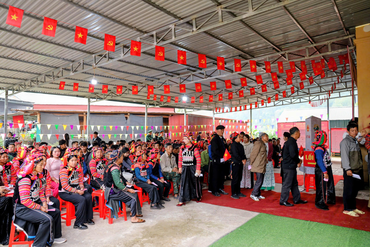 Từ sáng sớm, bà con đã có mặt đông đủ với tinh thần trách nhiệm và niềm vui khi thực hiện quyền công dân của mình.