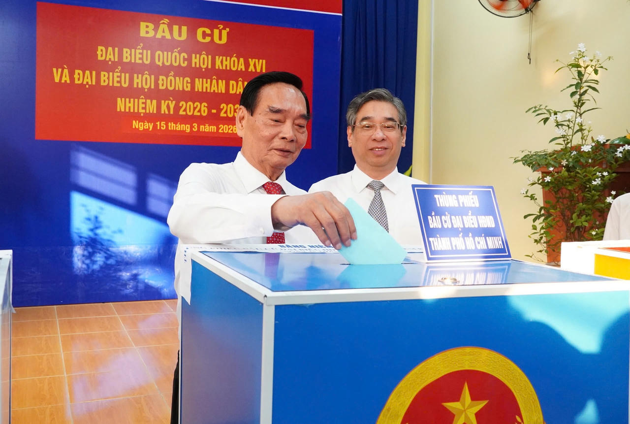 Đồng chí: Lê Hồng Anh, nguyên Ủy viên Bộ Chính trị, nguyên Thường trực Ban Bí thư; Nguyễn Phước Lộc, Ủy viên Trung ương Đảng, Phó Bí thư Thành ủy, Chủ tịch Ủy ban MTTQ Việt Nam TP HCM tiến hành bỏ phiếu.