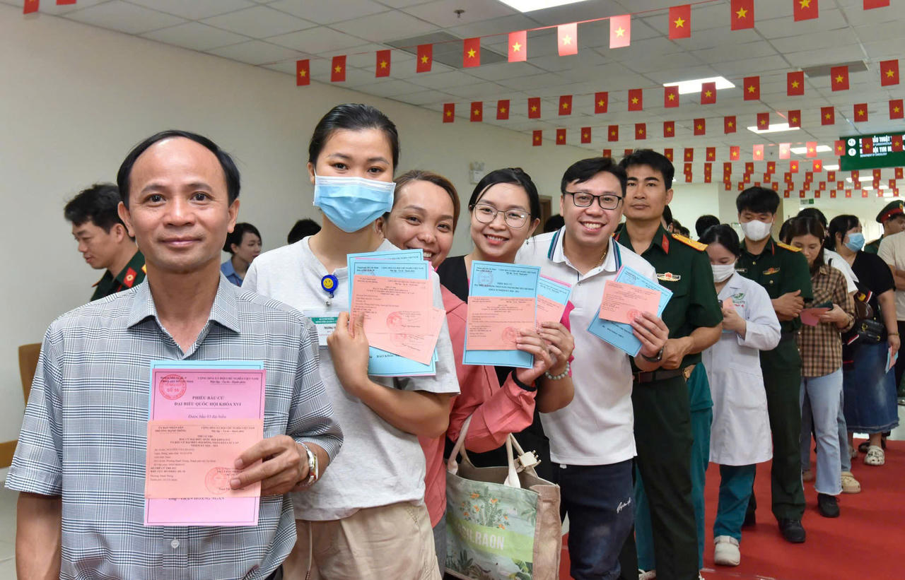 Bệnh viện Quân y 175 tổ chức cho bệnh nhân bỏ phiếu bầu cử trên giường bệnh 