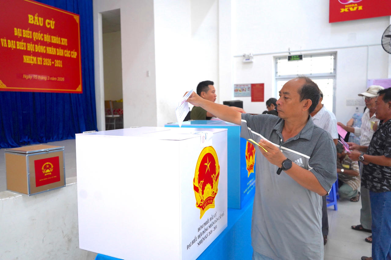 Cử tri phường Nam Nha Trang thực hiện bỏ phiếu bầu đại biểu Quốc hội và đại biểu HĐND các cấp, nhiệm kỳ 2026-2031.