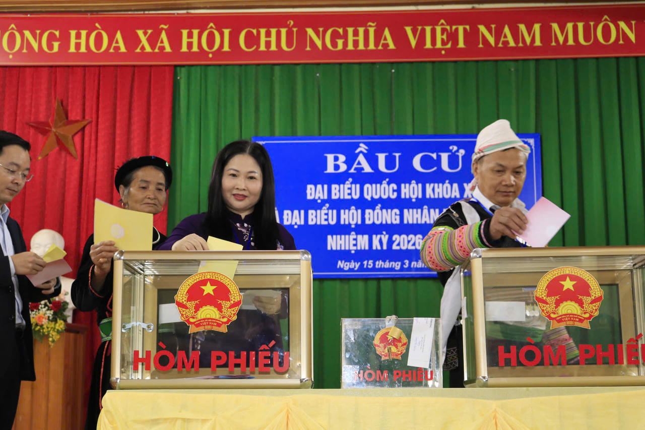 Cử tri Lào Cai hăng hái tham gia bầu cử