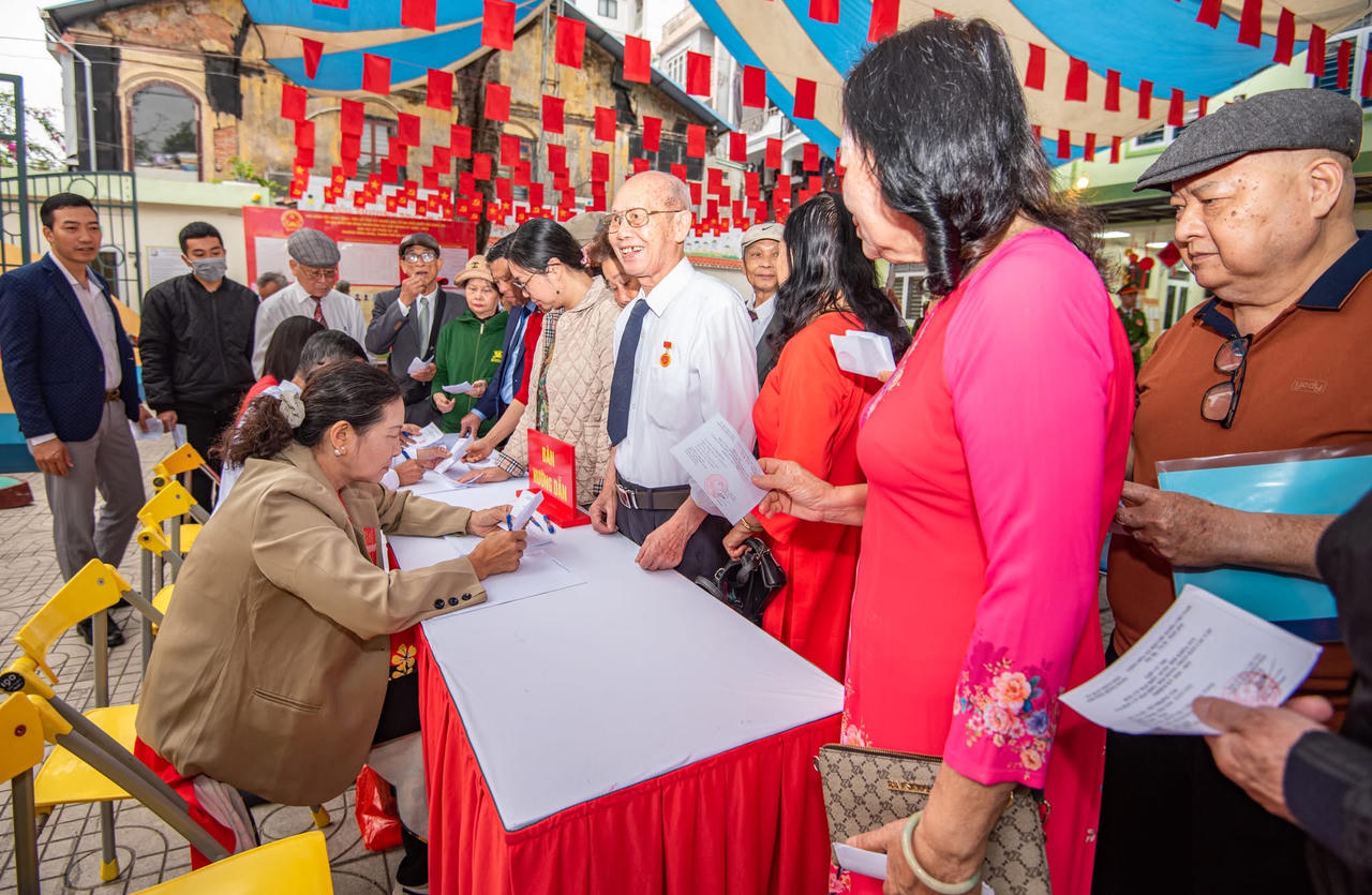 Không khí ngày hội non sông tại các điểm bầu cử ở Hải Phòng