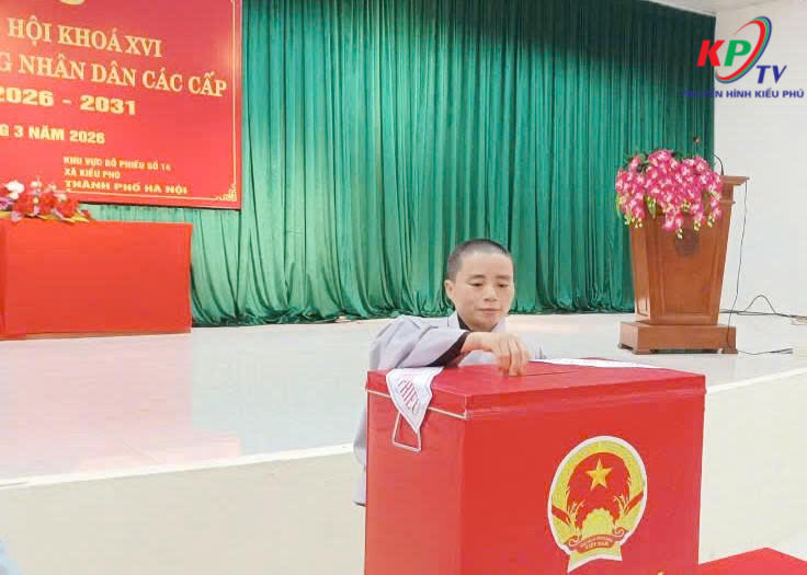 Các sư thầy trong địa bàn xã đi bầu cử từ sớm