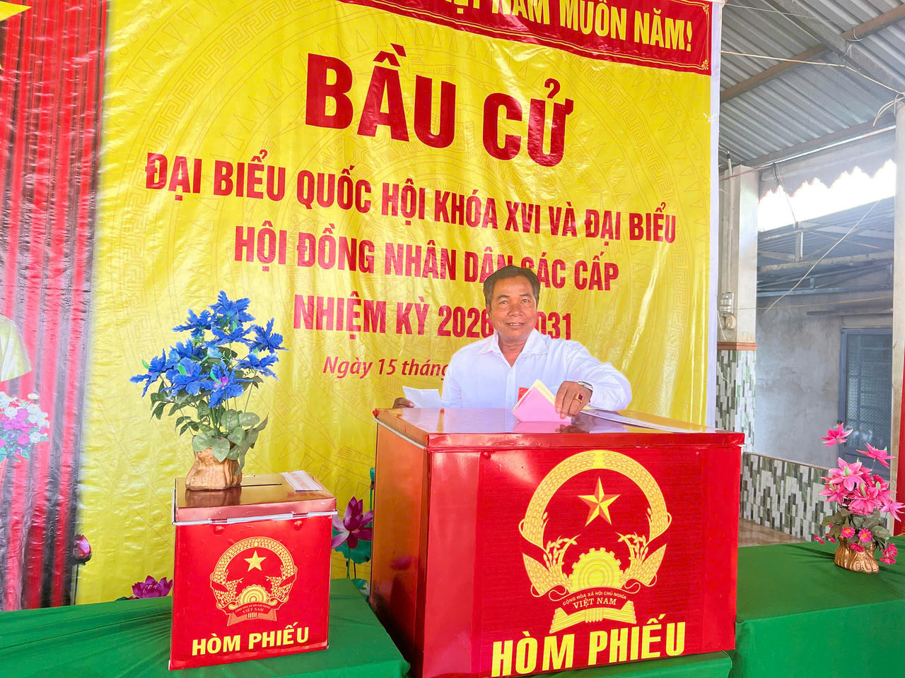 Cử tri tại xã Lộc Ninh, phường Bình Phước và xã Nha Bích (khu vực Bình Phước cũ) đến các khu vực bỏ phiếu từ sáng sớm để thực hiện quyền bầu cử.