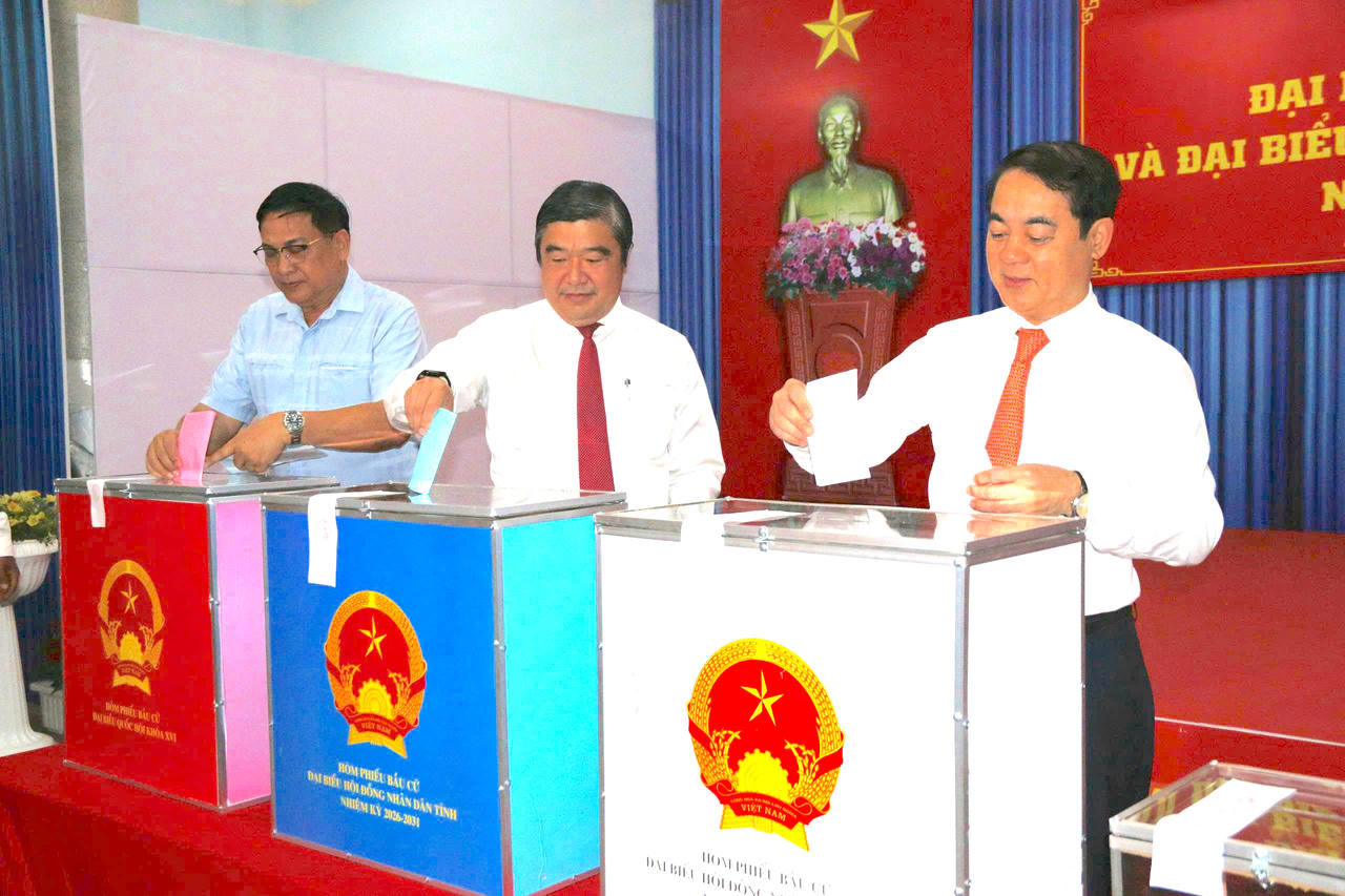 Bí thư Tỉnh ủy Khánh Hòa Nghiêm Xuân Thành tham gia bầu cử tại Khu vực bỏ phiếu số 1, phường Nha Trang.