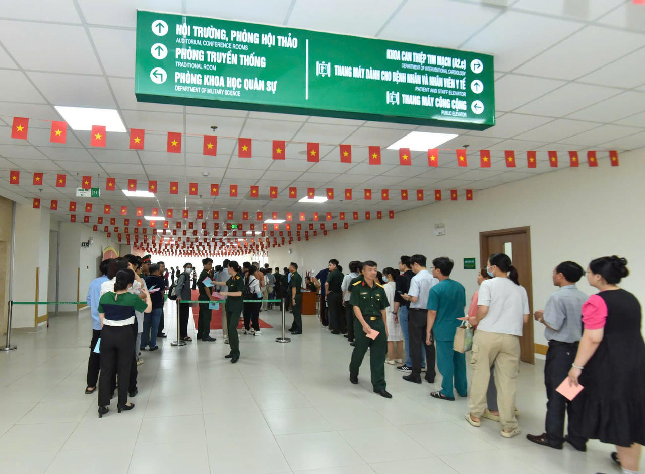 Bệnh viện Quân y 175 tổ chức cho bệnh nhân bỏ phiếu bầu cử trên giường bệnh 