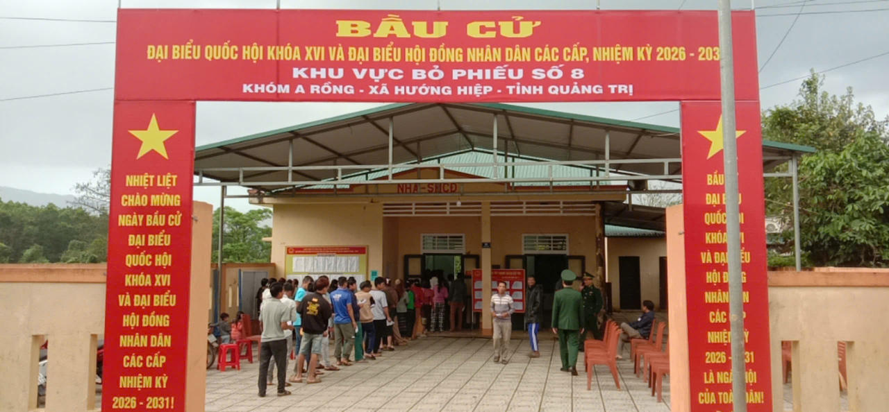 Cử tri xếp hàng chờ vào bỏ phiếu tại khu vực bỏ phiếu số 8, xã Hướng Hiệp (Quảng Trị) trong ngày bầu cử 15/3.