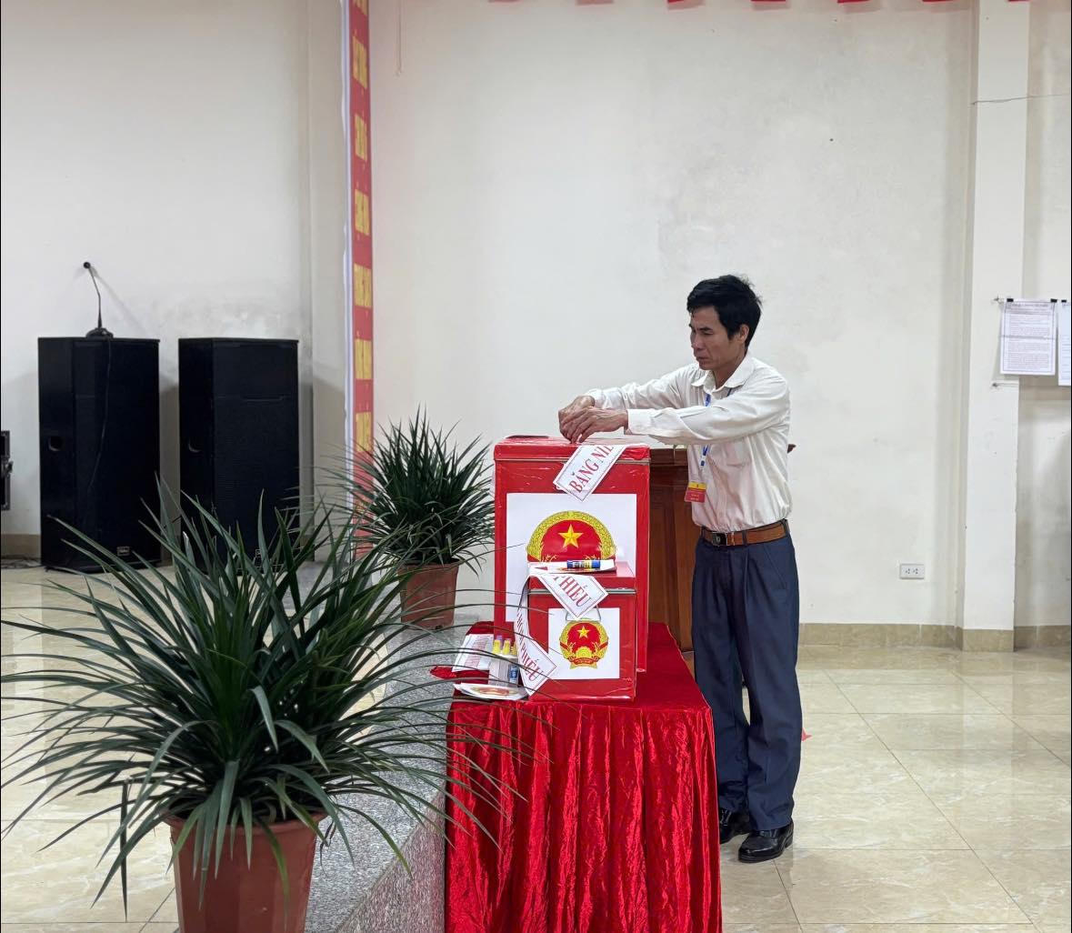 Cử tri xã Hưng Đạo bỏ phiếu bầu cử.