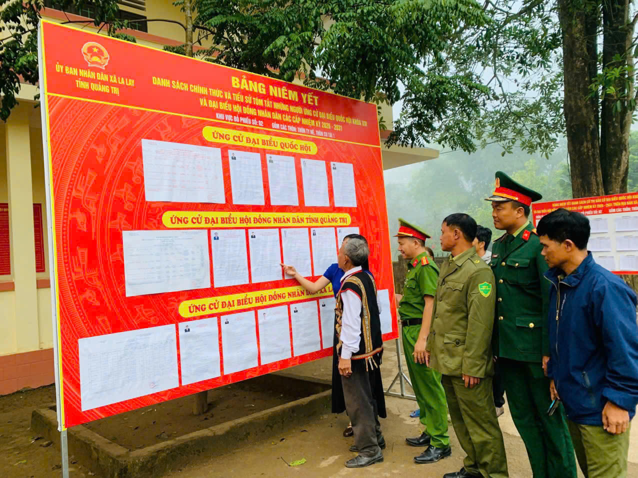 Cử tri xã La Lay, tỉnh Quảng Trị xem danh sách và tiểu sử tóm tắt những người ứng cử trước khi tham gia bỏ phiếu.