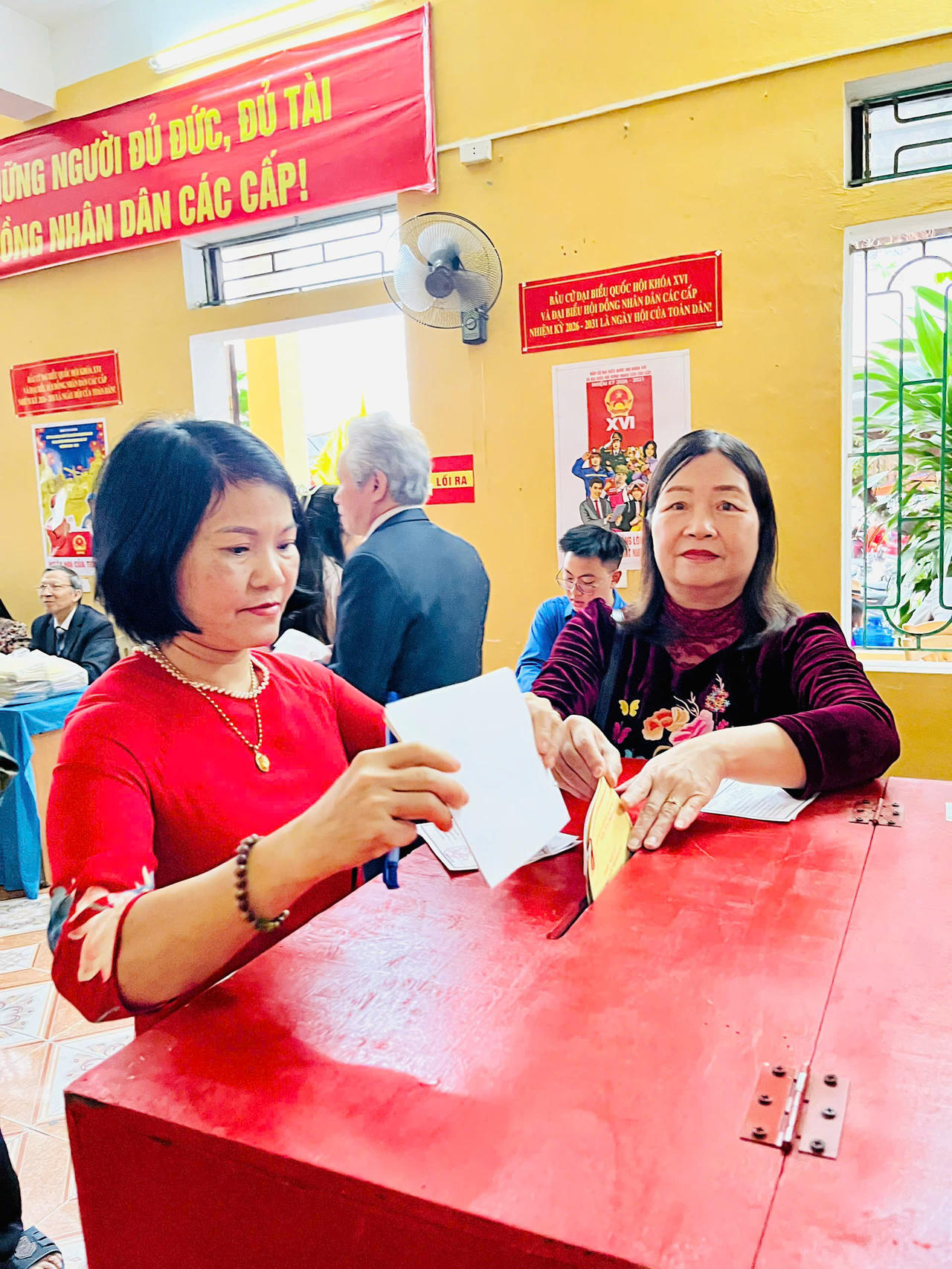 Các cử tri thực hiện bỏ phiếu tại Tổ bầu cử số 54, Phường Hoa Lư, tỉnh Ninh Bình. Ảnh: Hương Giang