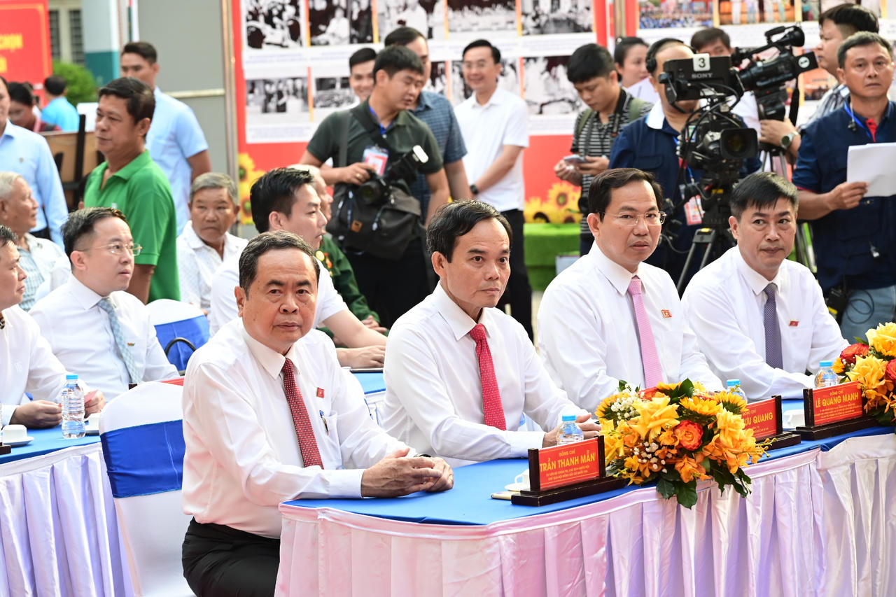 Chủ tịch Quốc hội Trần Thanh Mẫn, Bí thư Thành ủy TP HCM Trần Lưu Quang cùng nhiều cán bộ trung ương và địa phương đã đến dự lễ khai mạc trong sự chào đón của hàng trăm cử tri xã Hóc Môn.