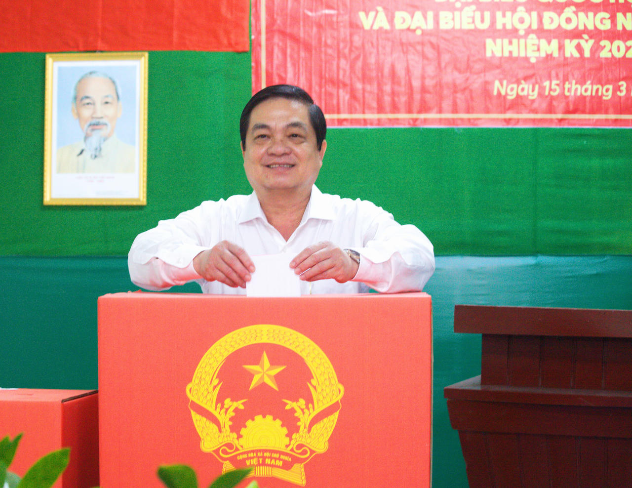 Ông Nguyễn Bình Tân - Ủy viên BTV Tỉnh ủy, Trưởng Ban Nội chính Tỉnh ủy (ảnh trên) và ông Huỳnh Chí Nguyện - Tỉnh ủy viên, Phó Chủ tịch UBND tỉnh (ảnh dưới) dự khai mạc và thực hiện quyền bầu cử tại khu vực bỏ phiếu số 19.