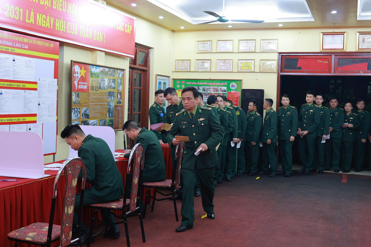 Trong không khí nghiêm túc nhưng đầy phấn khởi, từng chiến sĩ biên phòng chỉnh tề quân phục, lần lượt nhận phiếu, nghiên cứu danh sách ứng cử viên và thực hiện quyền lựa chọn của mình.