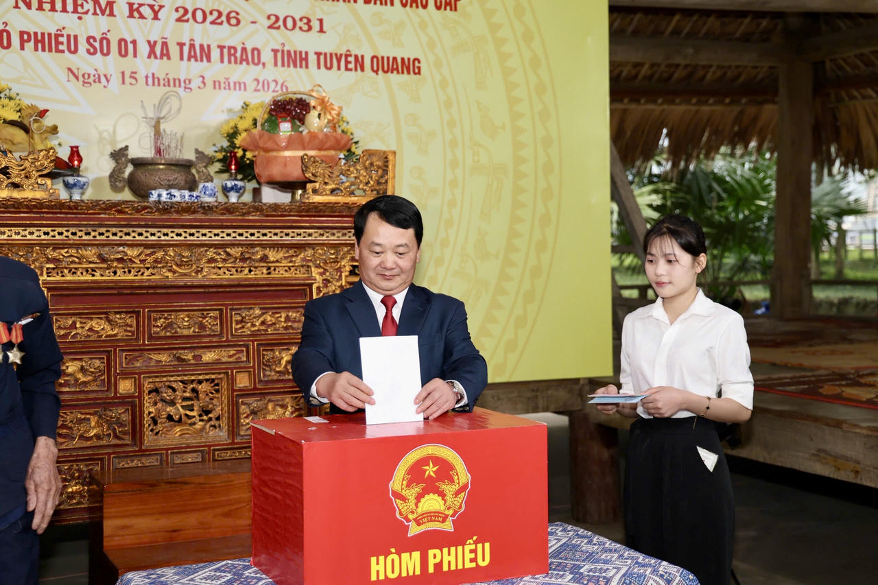 Ông&nbsp;Hầu A Lềnh, Ủy viên Trung ương Đảng, Bí thư Tỉnh ủy Tuyên Quang bỏ phiếu tại khu vực bỏ phiếu số 01, xã Tân Trào. (Ảnh: Đức Thắng)