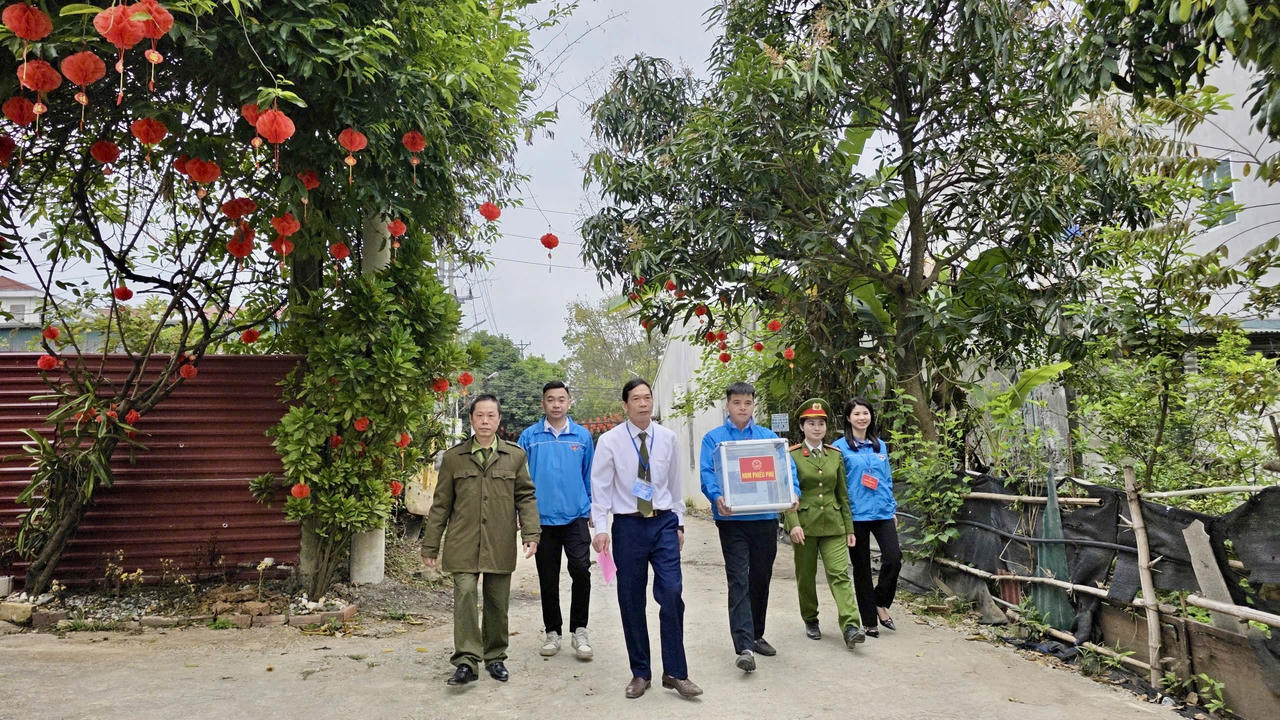 “Hòm phiếu lưu động”: Quyền bầu cử đến với mọi cử tri tại Tuyên Quang và Cao Bằng 
