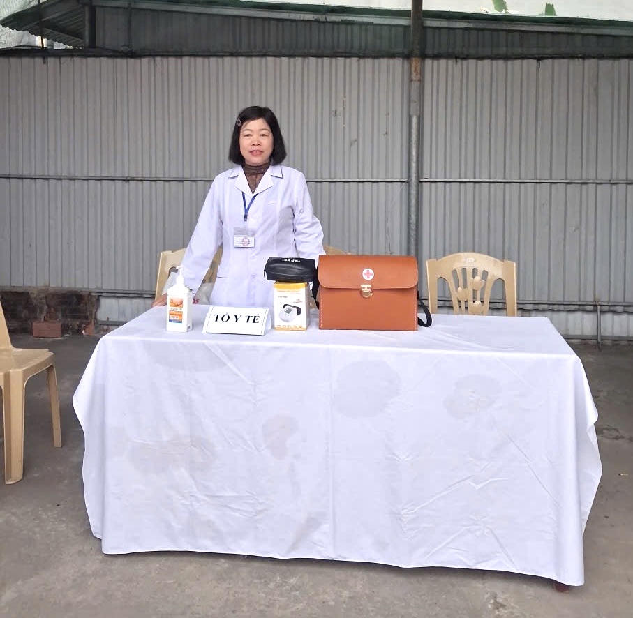 Y tá Lương Thị Hồng Minh làm nhiệm vụ tại điểm bầu cử số 15, phường Hàm Rồng, tỉnh Thanh Hóa. Ảnh: Vân Anh