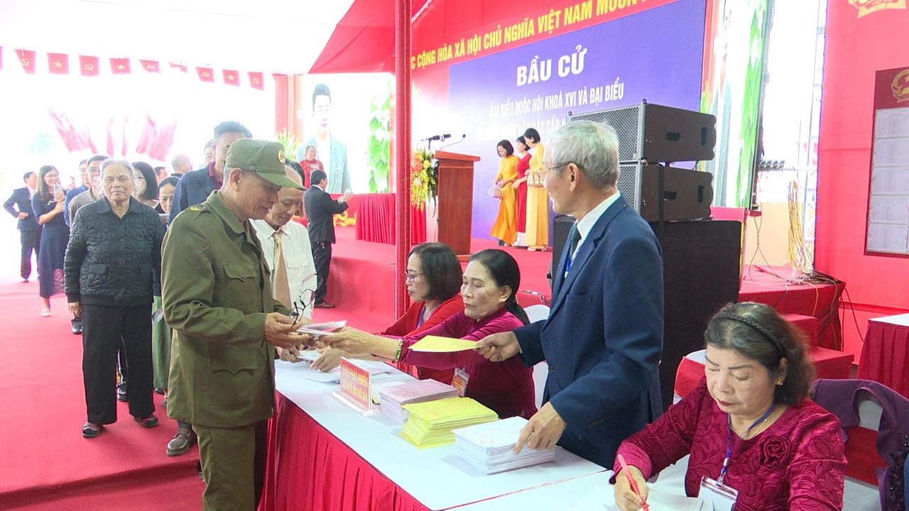 Không khí ngày hội non sông tại các điểm bầu cử ở Hải Phòng