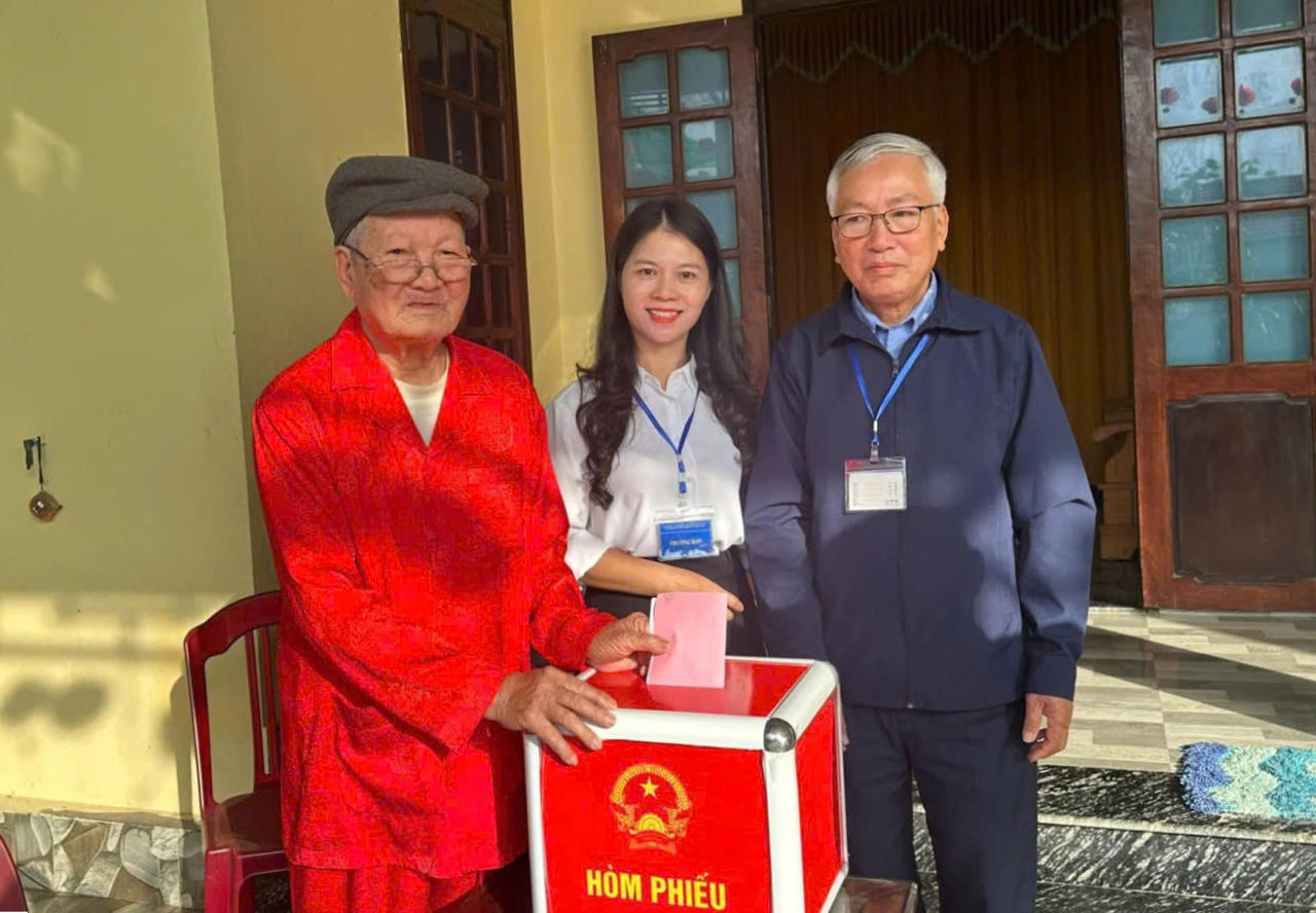 Cụ ông Trần Công Tha, 103 tuổi, ở thôn Kim Nại, hơn 70 năm tuổi Đảng, trực tiếp tham gia bỏ phiếu.