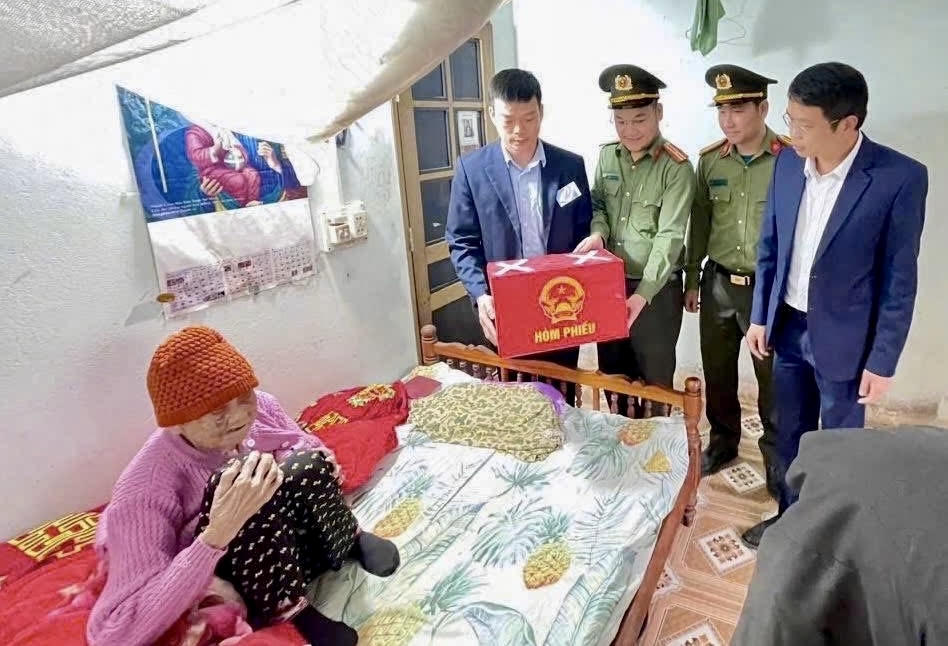 Lá phiếu của những cử tri "đặc biệt" tại Cao Bằng