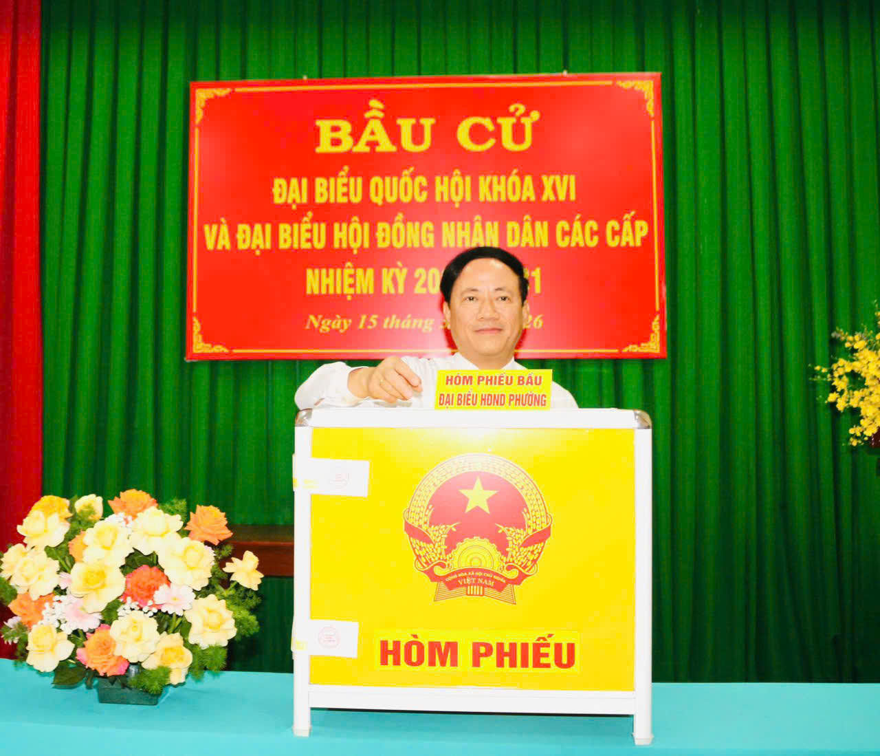 Ông Phạm Anh Tuấn - Chủ tịch UBND tỉnh Gia Lai tham gia bỏ phiếu.