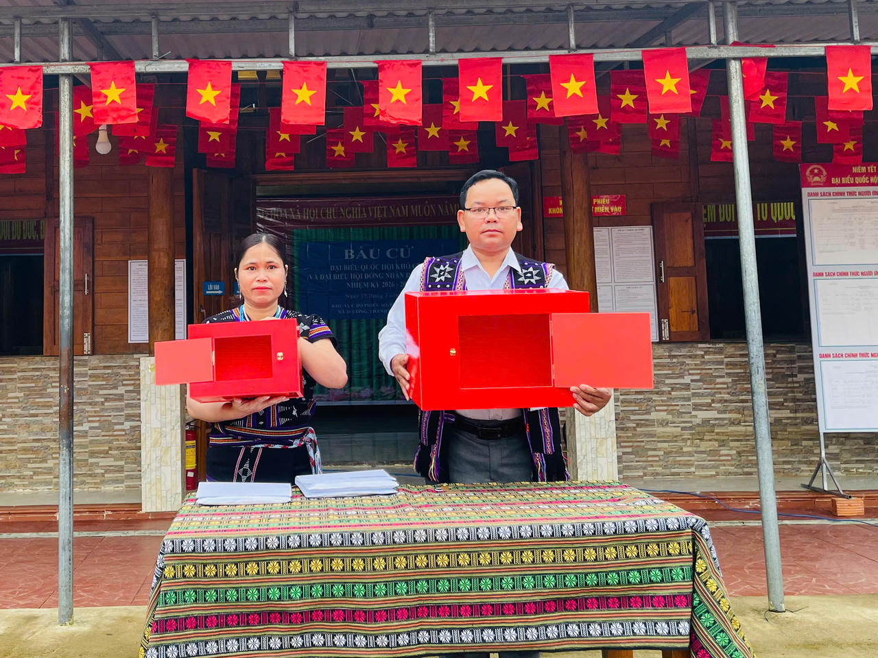 Cử tri miền Trung nô nức đi bầu cử, hòa chung “ngày hội non sông”