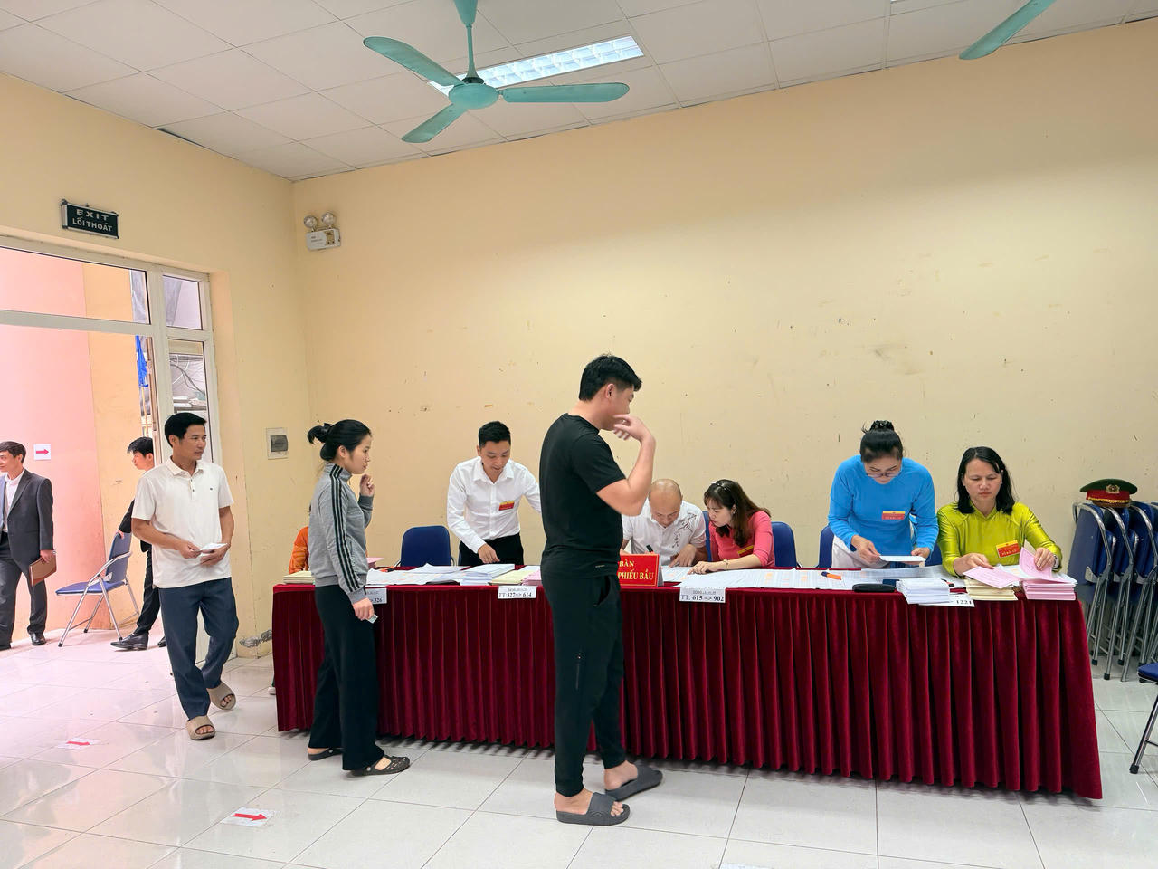 Cử tri Hà Nội hân hoan trong ngày bầu cử 