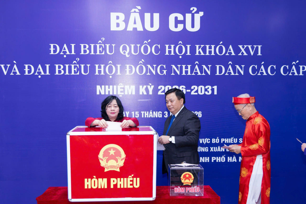 Ủy viên Bộ Chính trị, Bí thư Trung ương Đảng, Chủ tịch Ủy ban Trung ương Mặt trận Tổ quốc Việt Nam Bùi Thị Minh Hoài cùng các đại biểu bỏ những lá phiếu đầu tiêntại khu vực bỏ phiếu số 7, đơn vị bầu cử số 2 thuộc tổ dân phố số 9 và 10 phường Xuân Đỉnh, thành phố Hà Nội.