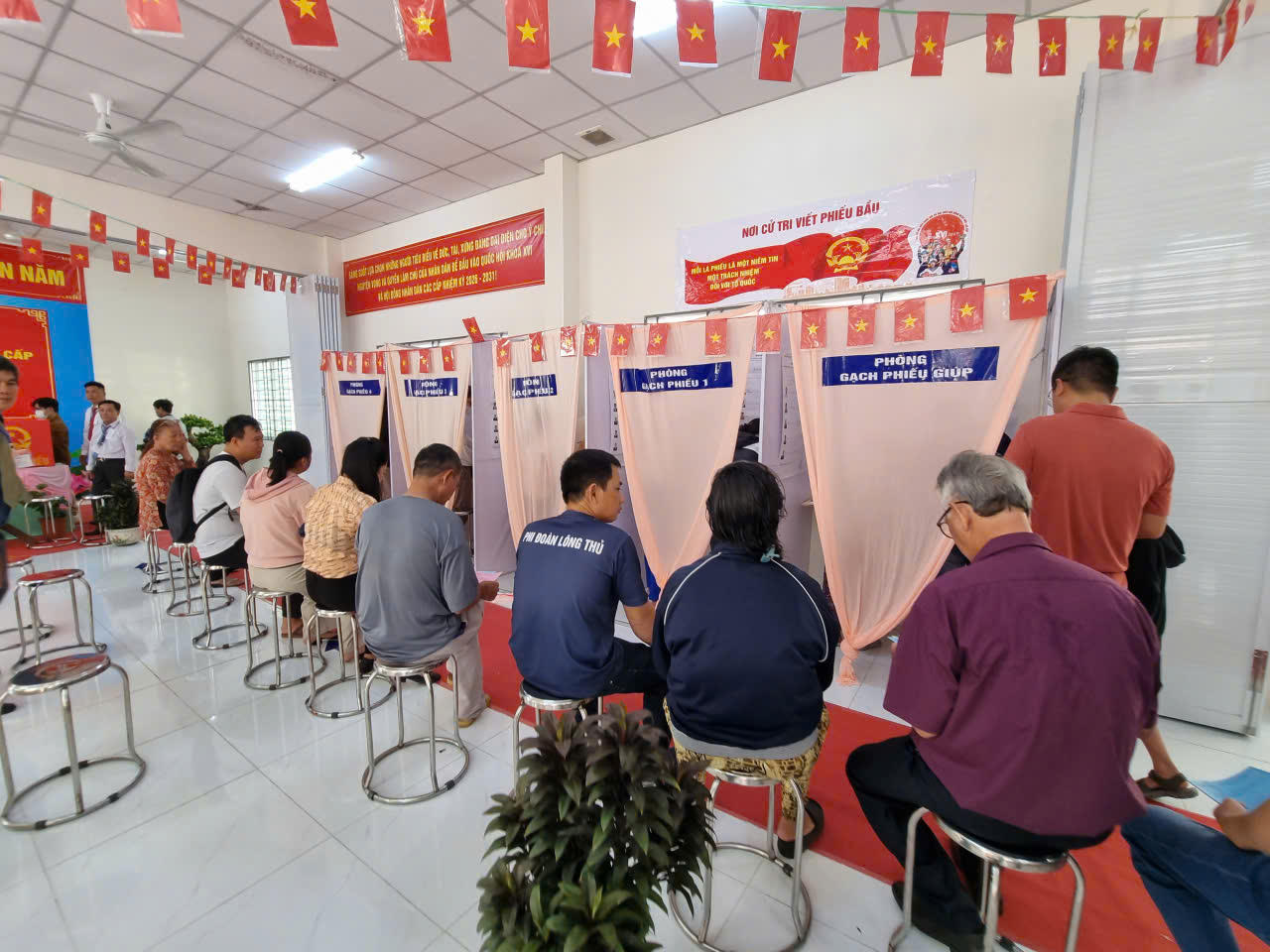 Các cử tri tại điểm bầu cử số 06 của xã Bình Hưng.