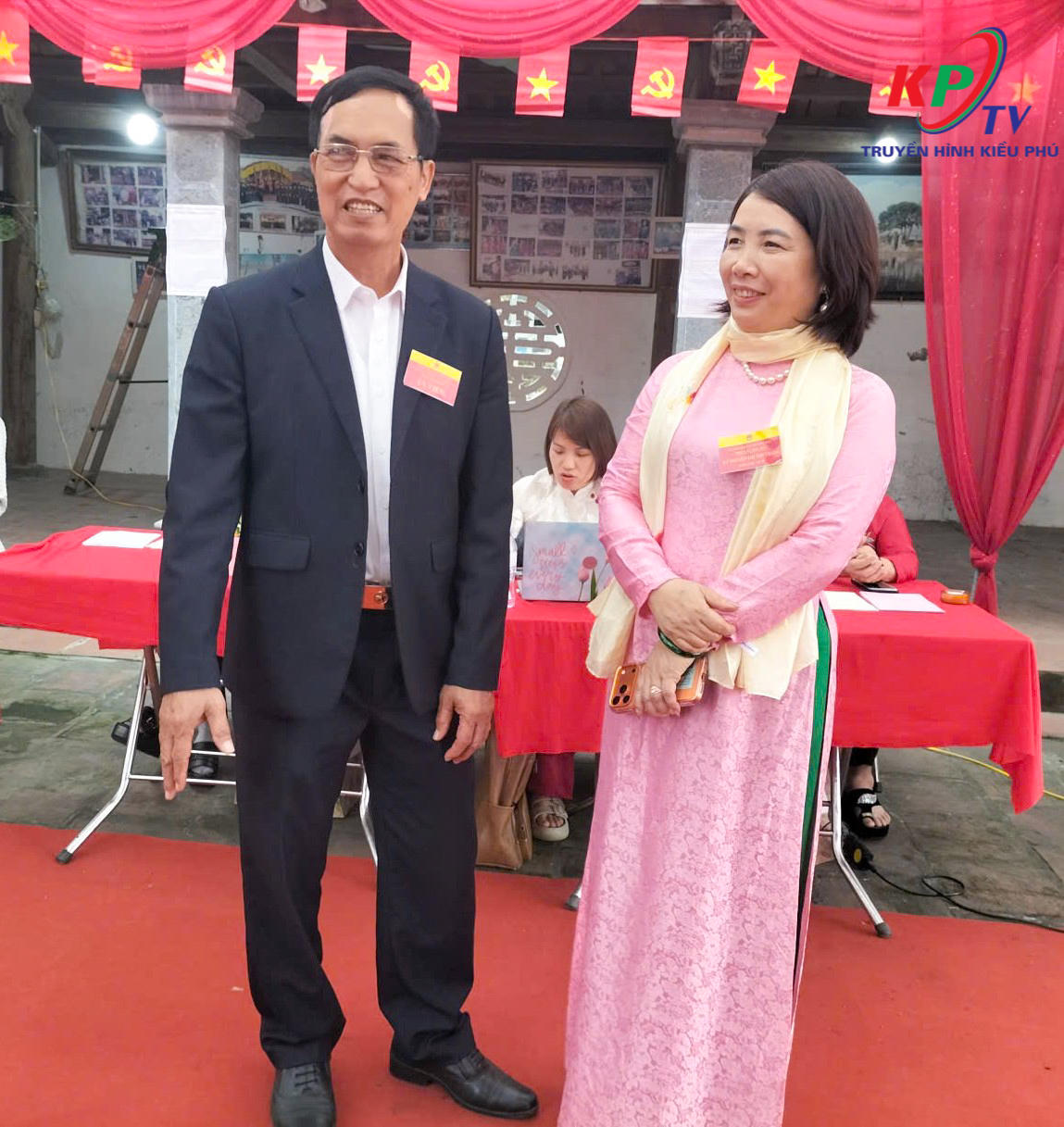 Bà Nguyễn Thị Thu Trang - Chủ tịch UB MTTQ xã động viên, chia sẻ niềm vui với Tổ bầu cử và cử tri tại các điểm bầu cử trên địa bàn.