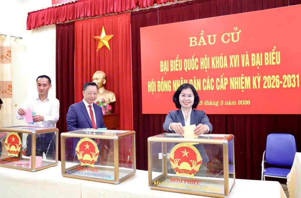 Các lãnh đạo tỉnh Quảng Ninh sau khi thực hiện quyền bỏ phiếu của công dân đã đi kiểm tra bầu cử ở các địa phương. 