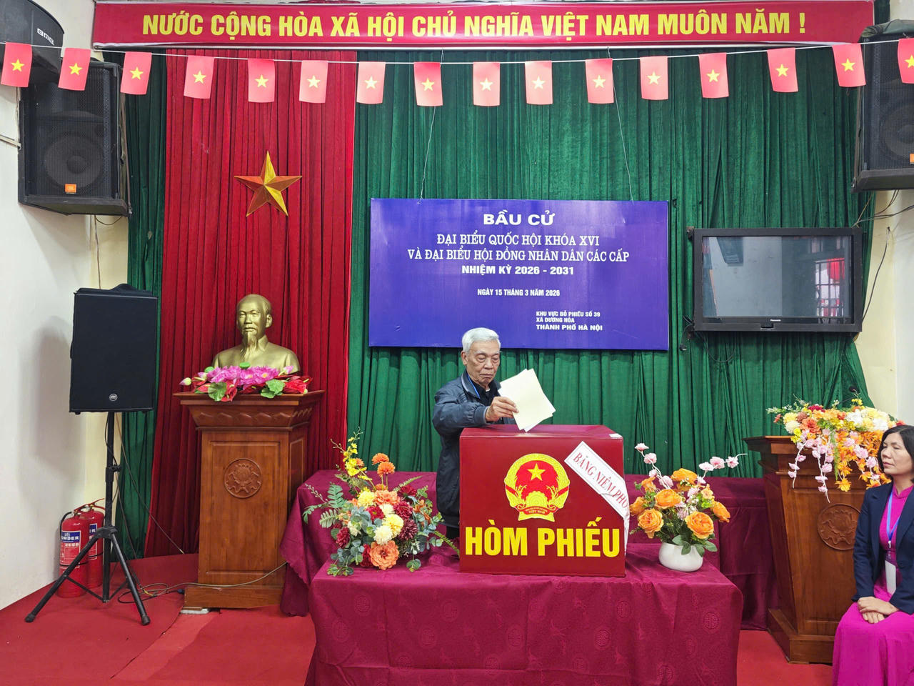 Doanh nhân Nguyễn Duy Hồng tham gia bỏ phiếu bầu cử tại Hà Nội