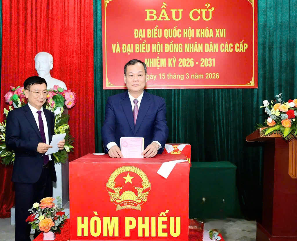 Chủ tịch HĐND tỉnh&nbsp;Lê Quốc Chỉnh&nbsp;dự khai mạc và tham gia bỏ phiếu khu vực bỏ phiếu số 16,&nbsp;phường Thiên Trường.