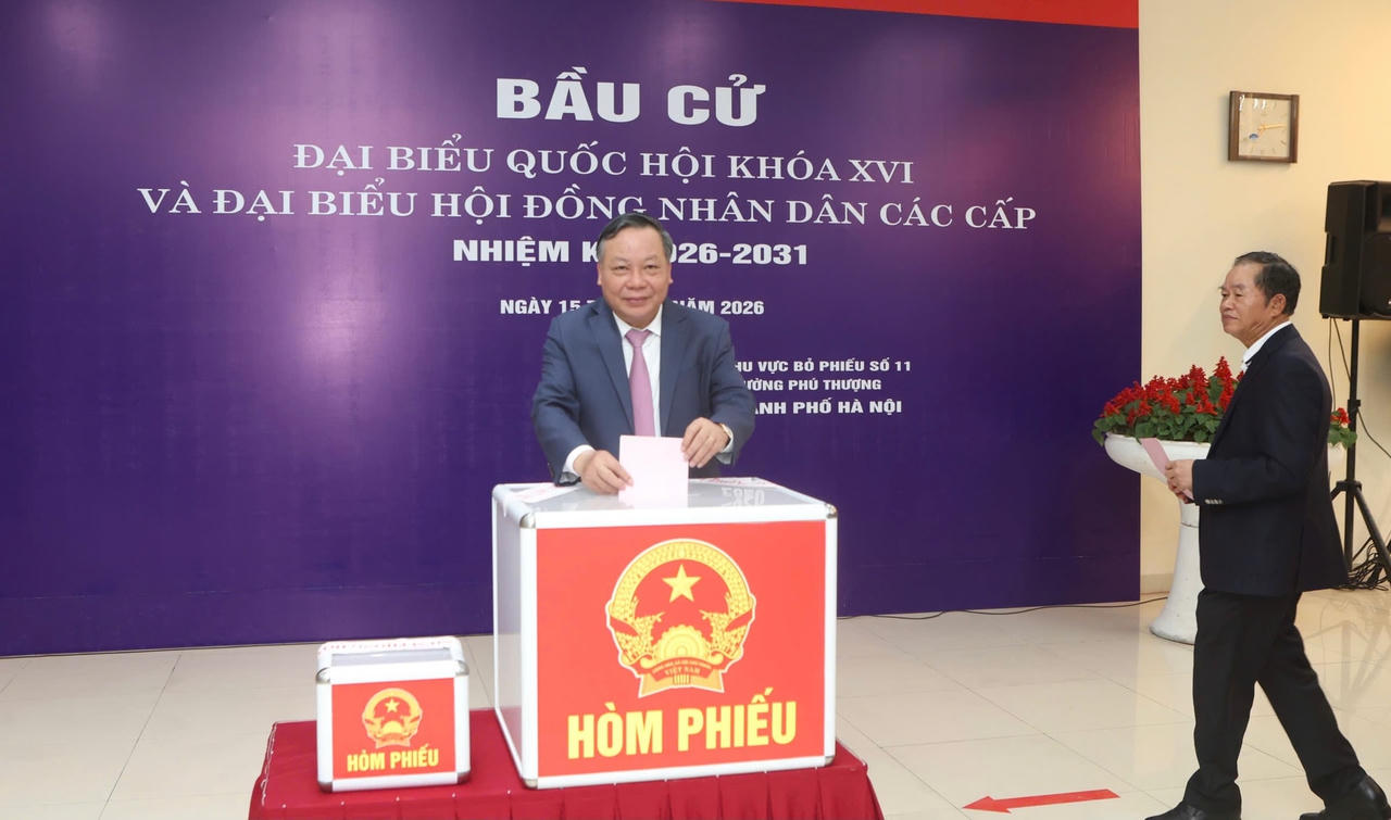 Phó Bí thư Thành ủy Hà Nội Nguyễn Văn Phong tham gia bầu cử tại Khu vực bỏ phiếu số 11. Ảnh: Lê Hải