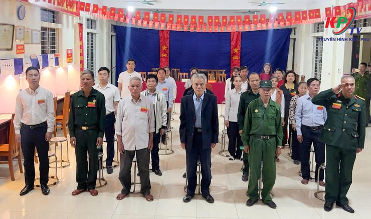  lãnh đạo thường trực ĐU-HĐND-UBND, UB MTTQ xã Kiều Phú dự Lễ khai mạc bầu cử tại các điểm bỏ phiếu trên địa bàn