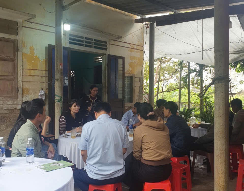 Ban Giám hiệu và giáo viên Trường THCS Quảng Thuận đến thăm hỏi, động viên, chia sẻ mất mát với gia đình nam sinh gặp nạn.