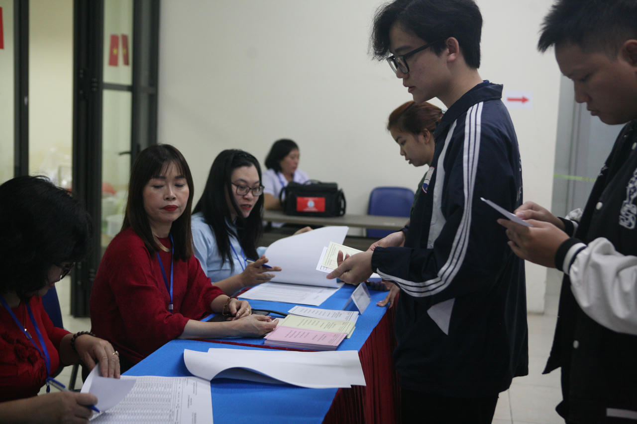 Sinh viên được các thầy cô Học viện hướng dẫn cho lần tham gia bầu cử đầu tiên tại ký túc xá Học viện (89 Nguyễn Phong Sắc, phường Cầu Giấy, Hà Nội)