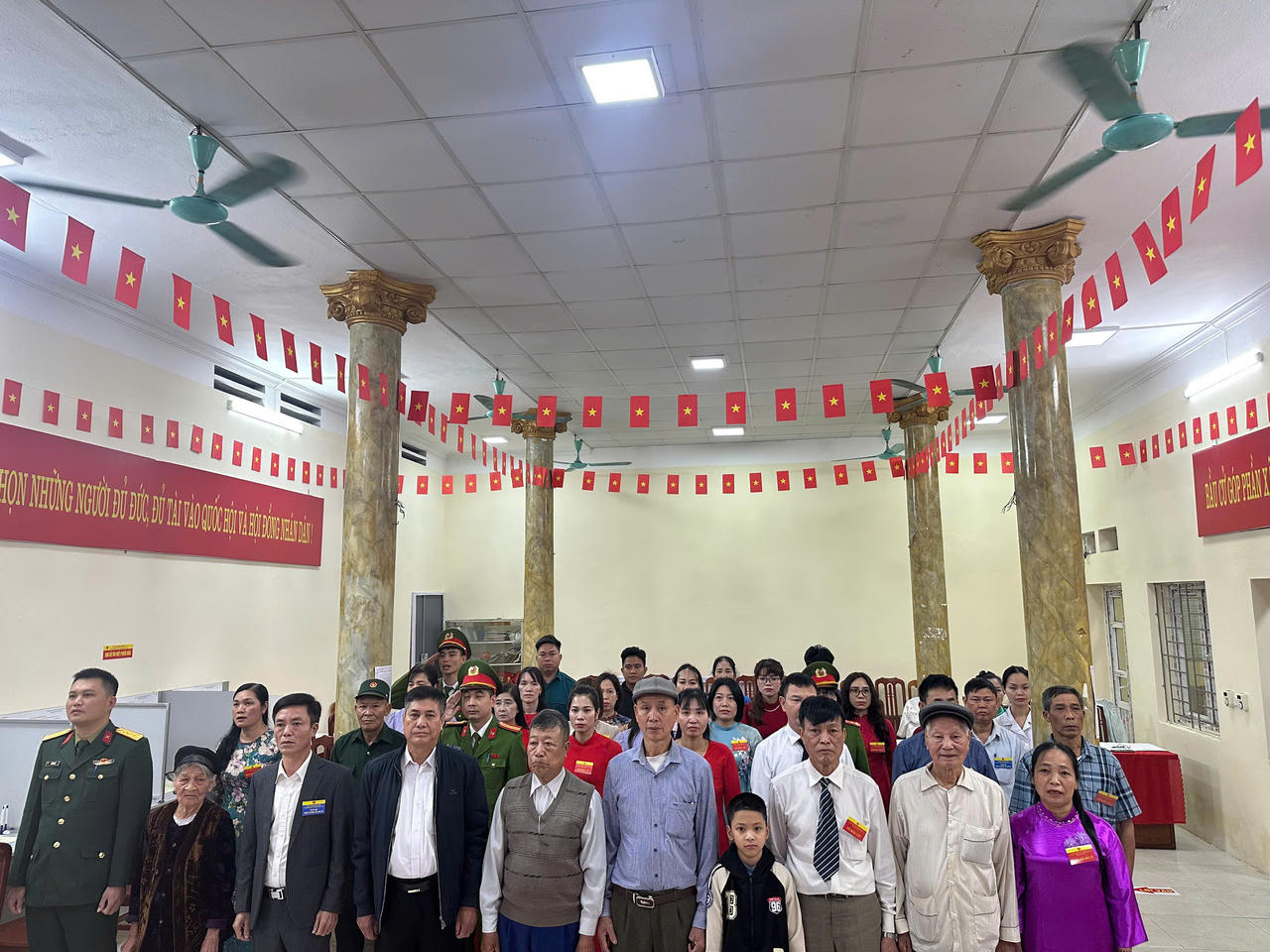 Cử tri Hà Nội hân hoan trong ngày bầu cử 