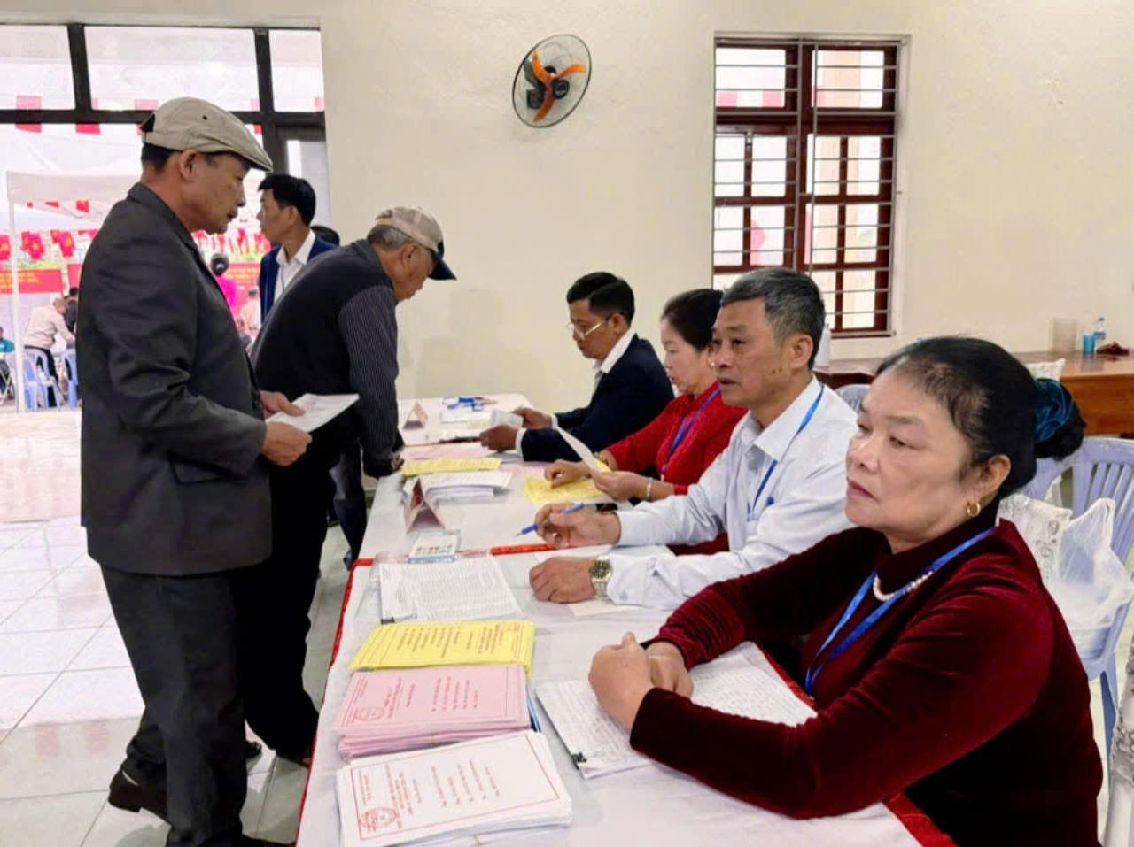 Không khí ngày hội non sông tại các điểm bầu cử ở Hải Phòng