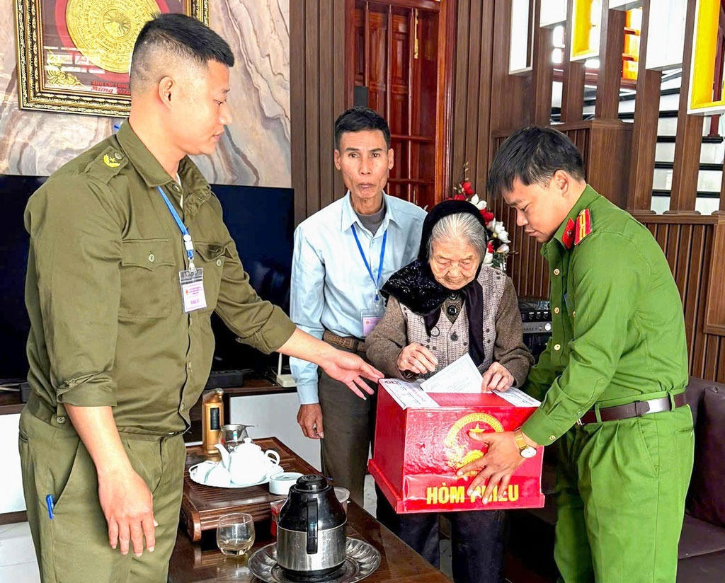 Lực lượng chức năng tạo điều kiện cho cử tri cao tuổi thực hiện quyền công dân trong ngày bầu cử (Ảnh: Hồng Sâm)