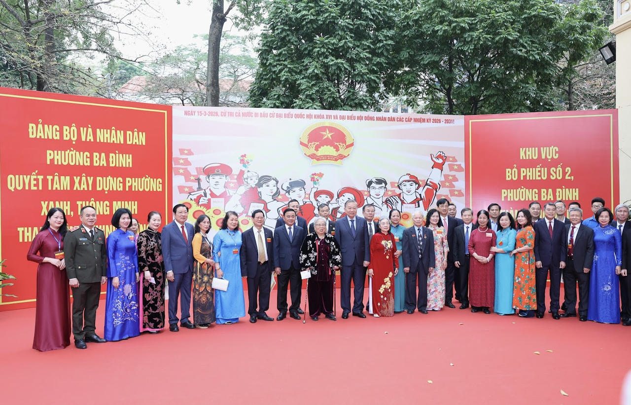 Tổng Bí thư Tô Lâm, cùng các đại biểu và cử tri tại Khu vực bỏ phiếu số 02, phường Ba Đình, thành phố Hà Nội. Ảnh: VGP/Nhật Bắc