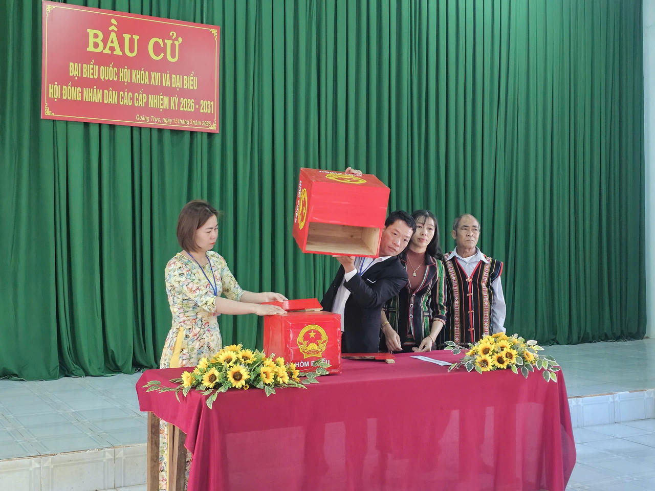 Cử tri Lâm Đồng từ đại ngàn xuống biển xanh hân hoan bỏ phiếu bầu cử