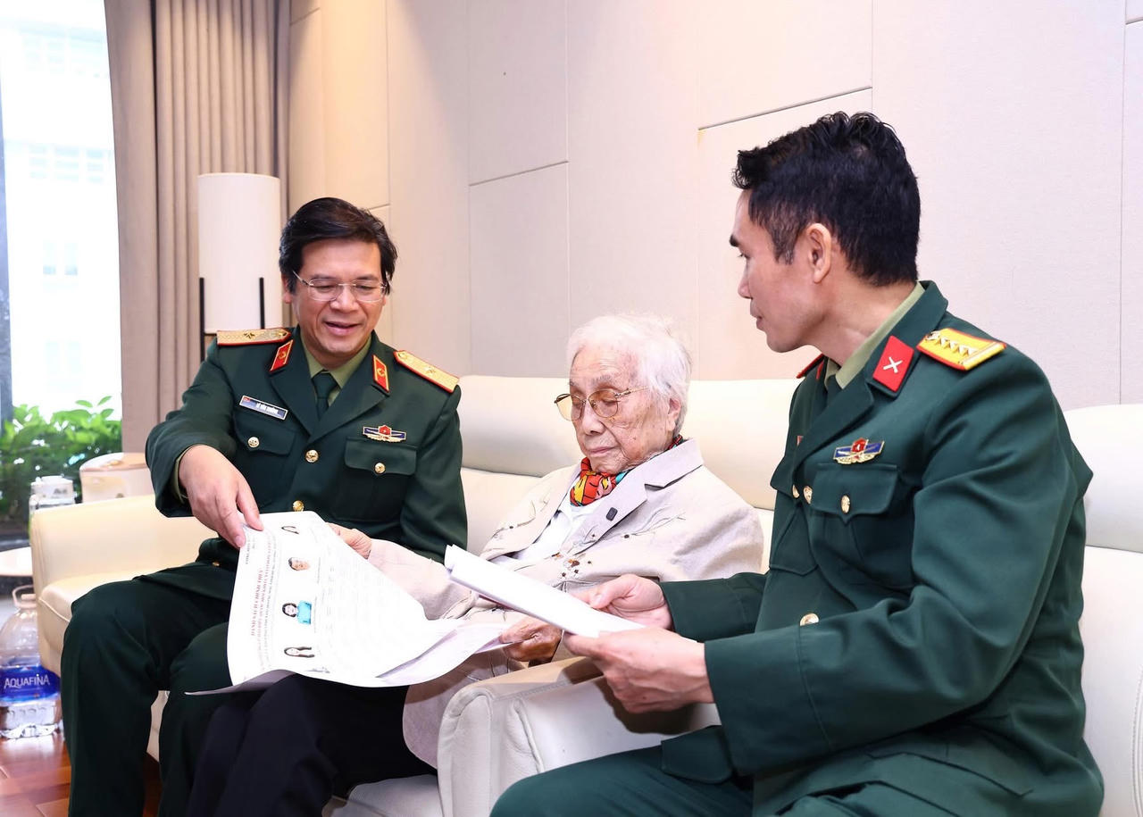 Nguyên Phó Chủ tịch nước Nguyễn Thị Bình cẩn trọng nghiên cứu, lựa chọn đại biểu để bỏ phiếu. Ảnh: Bệnh viện 108