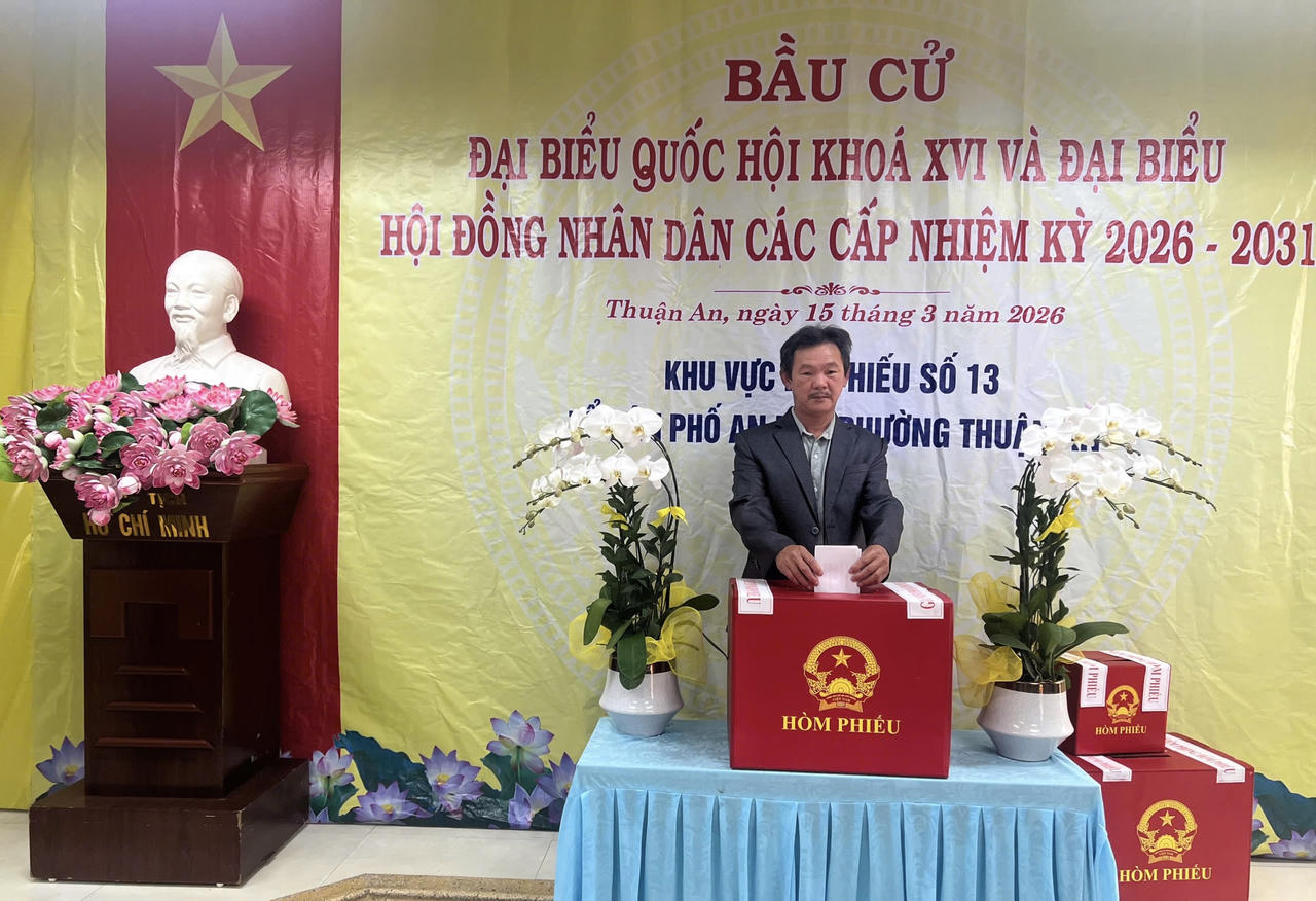 Ngư dân Trần Văn Lý (Tổ dân phố An Hải, phường Thuận An, TP Huế) thực hiện bỏ phiếu bầu đại biểu Quốc hội khóa XVI và đại biểu HĐND các cấp nhiệm kỳ 2026 - 2031.