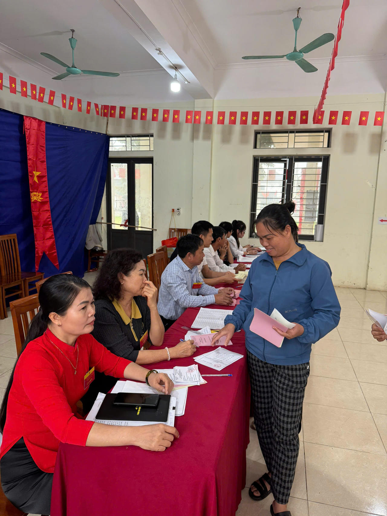 Cử tri Hà Nội hân hoan trong ngày bầu cử 