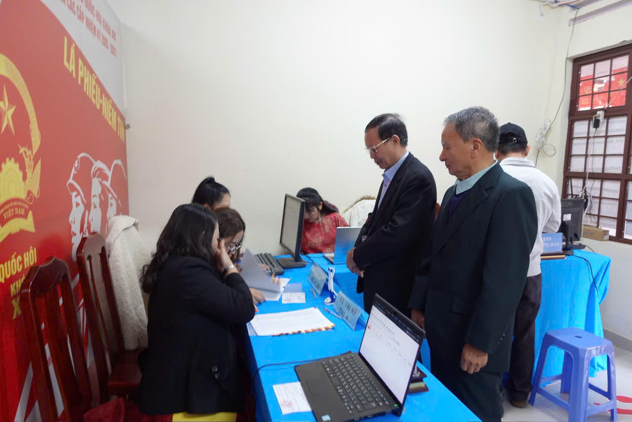 Cử tri Lâm Đồng từ đại ngàn xuống biển xanh hân hoan bỏ phiếu bầu cử