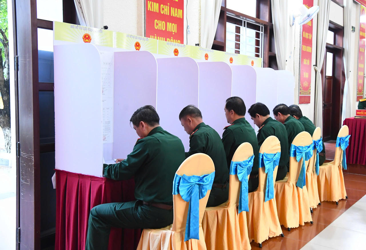 Cử tri miền Trung nô nức đi bầu cử, hòa chung “ngày hội non sông”