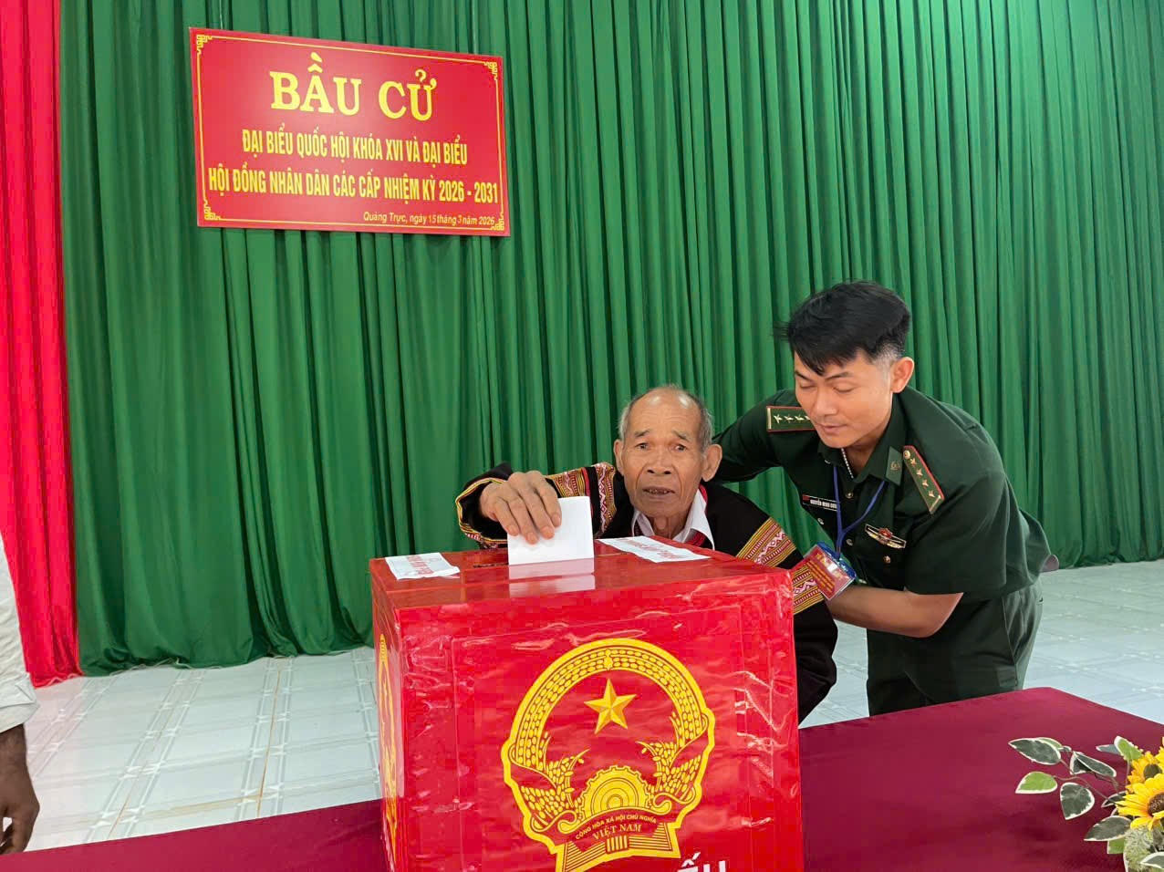 Cử tri Lâm Đồng từ đại ngàn xuống biển xanh hân hoan bỏ phiếu bầu cử